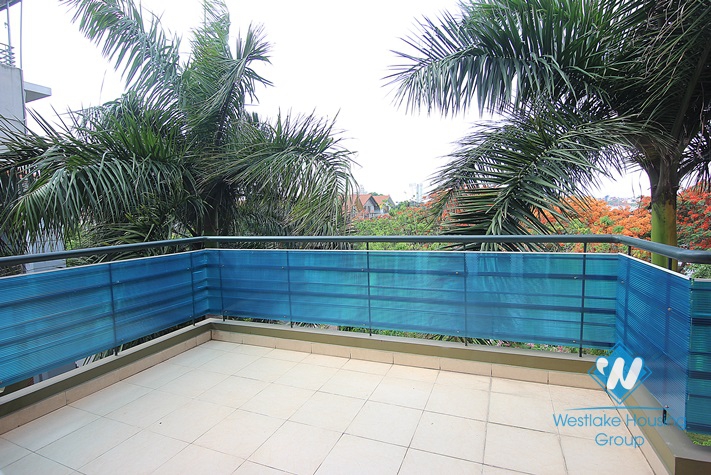 Splendid villa for rent on the lake in Tay Ho, Hanoi 